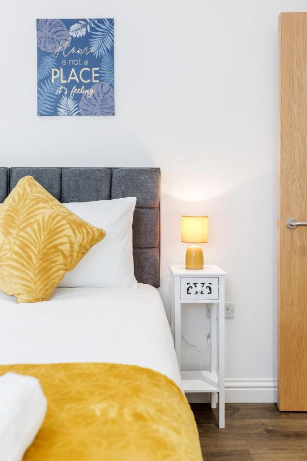 Watford Town Centre, Serviced One Bed Flat With Choice Of King Or Twin Beds, Sleeps Up To 4 Sharing, Free Wifi And Free Movies London Exterior foto